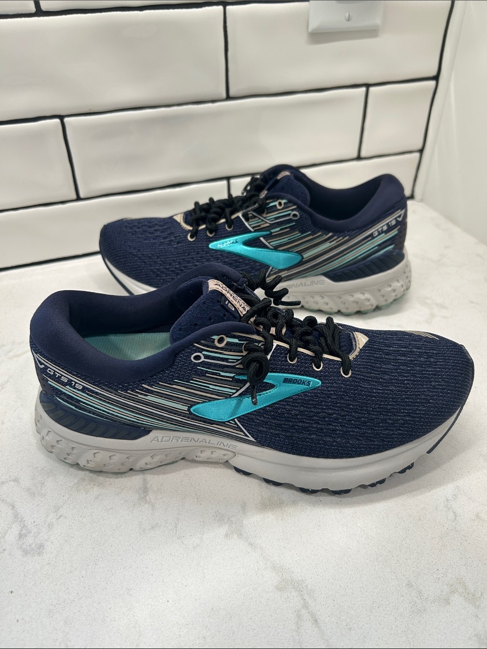 Brooks Women's Adrenaline GTS 19 Running Shoes Size 8 - Picture 2 of 16